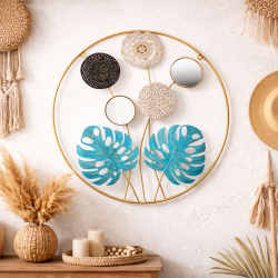 Decorazione da parete in metallo dorato con piccoli specchi e foglie di Monstera