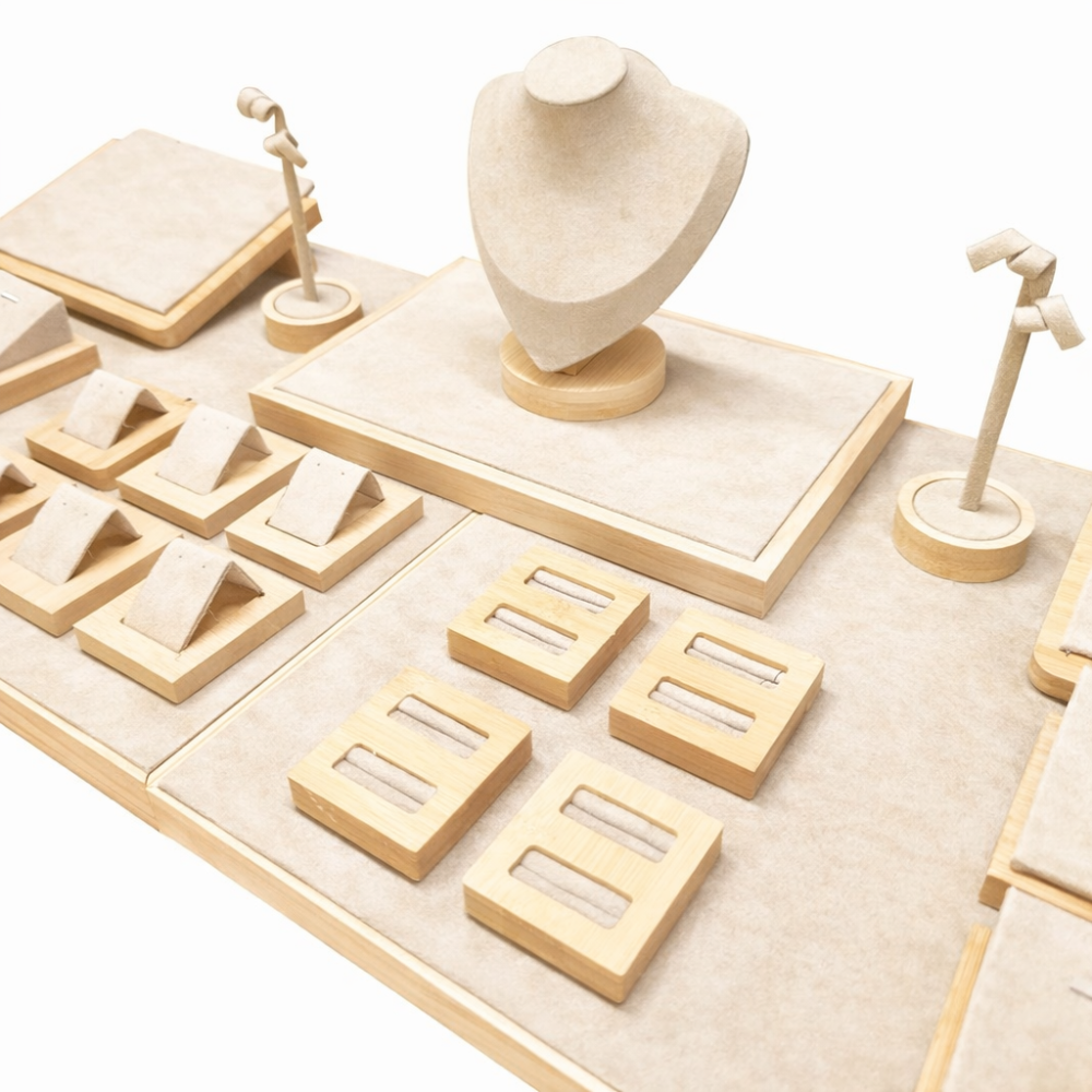 Grande set di espositori per gioielli da vetrina in similpelle beige