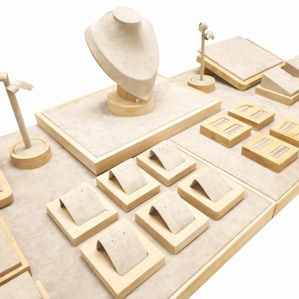 Grande set di espositori per gioielli da vetrina in similpelle beige