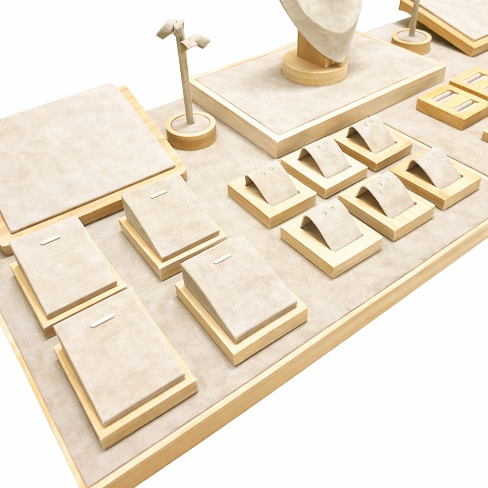 Grande set di espositori per gioielli da vetrina in similpelle beige