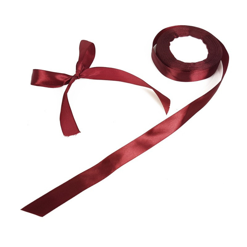 Bobina di nastro satinato in tessuto color rosso bordeaux