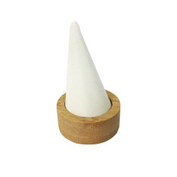 Cono per anelli in legno e similpelle bianca